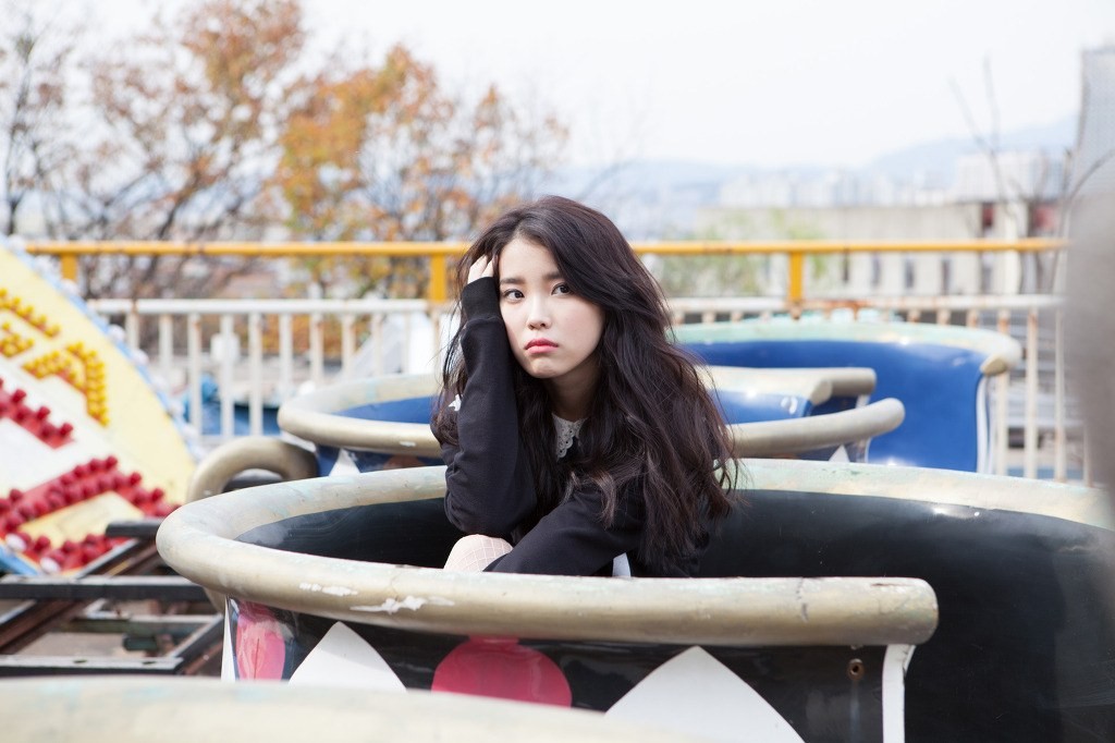 IU shoot her album cover at Yongma Land. 