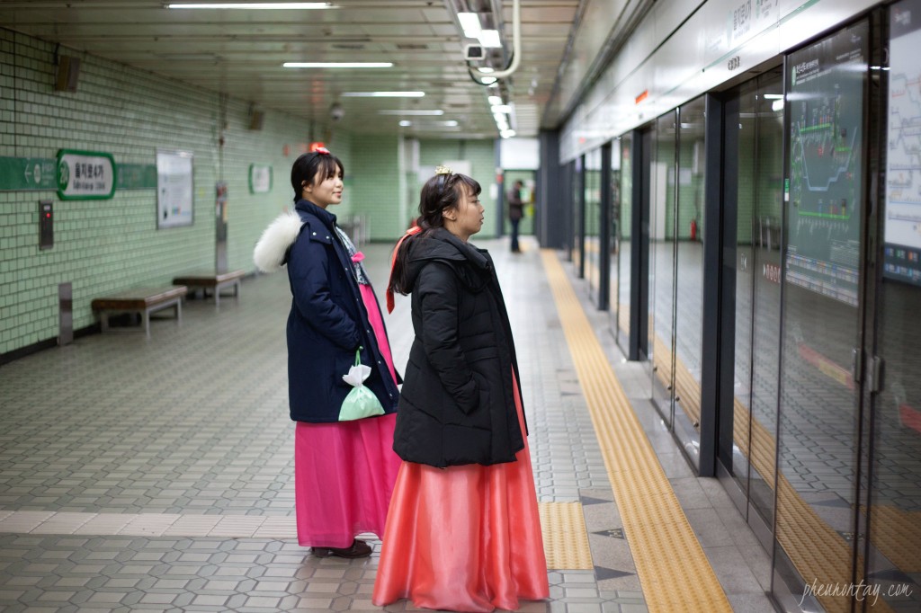 hanbok in subway 