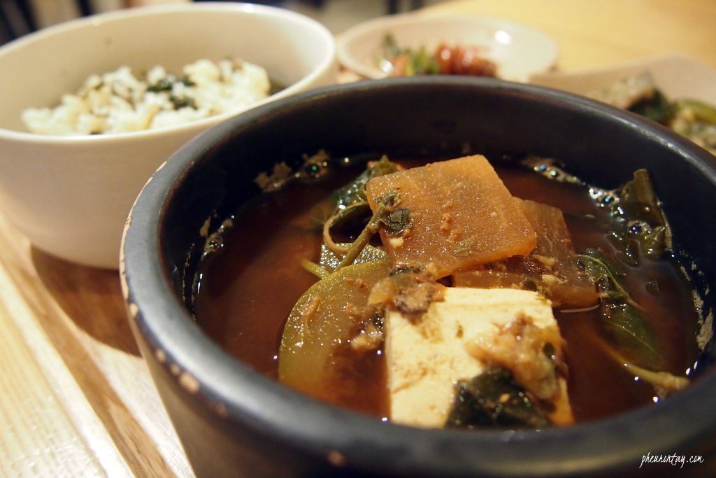 소녀방앗간 [read: So-nyeo-bang-aet-kan] , a traditional Korean cuisine restaurant with minimalistic interior was particularly impressive.